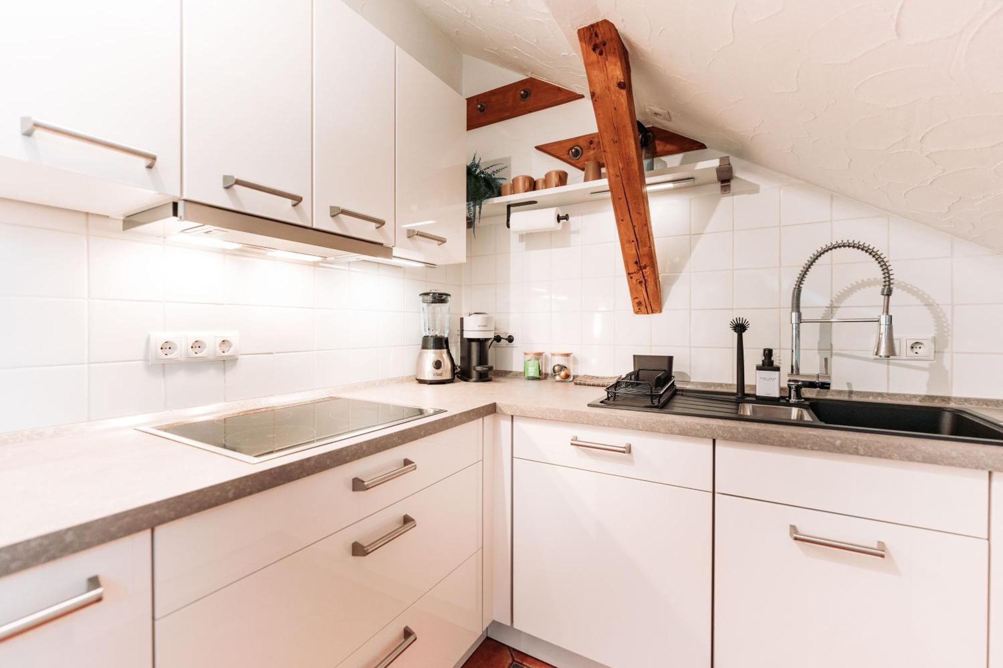 Spacious Penthouse With Ac And Free Parking Steps Away From The Station *