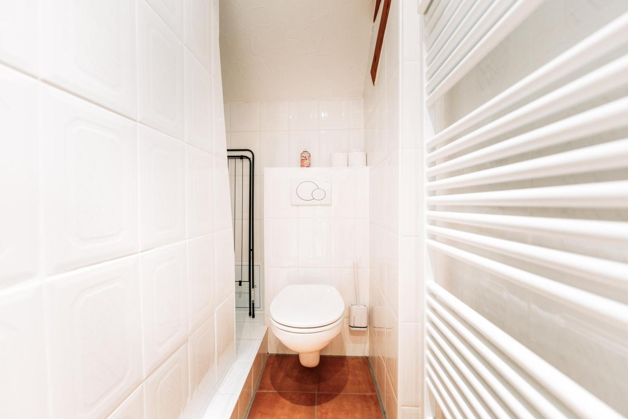 Spacious Penthouse With Ac And Free Parking Steps Away From The Station *