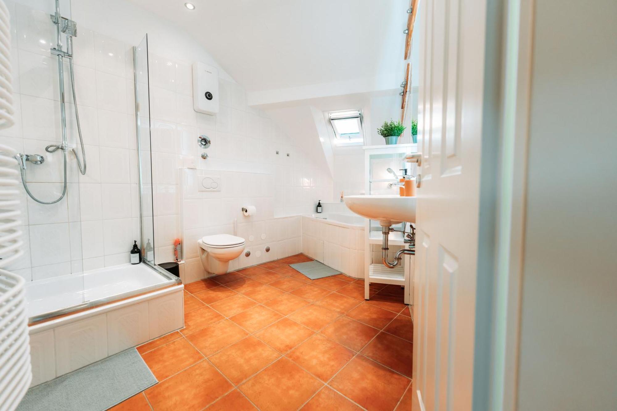 Spacious Penthouse With Ac And Free Parking Steps Away From The Station Apartment