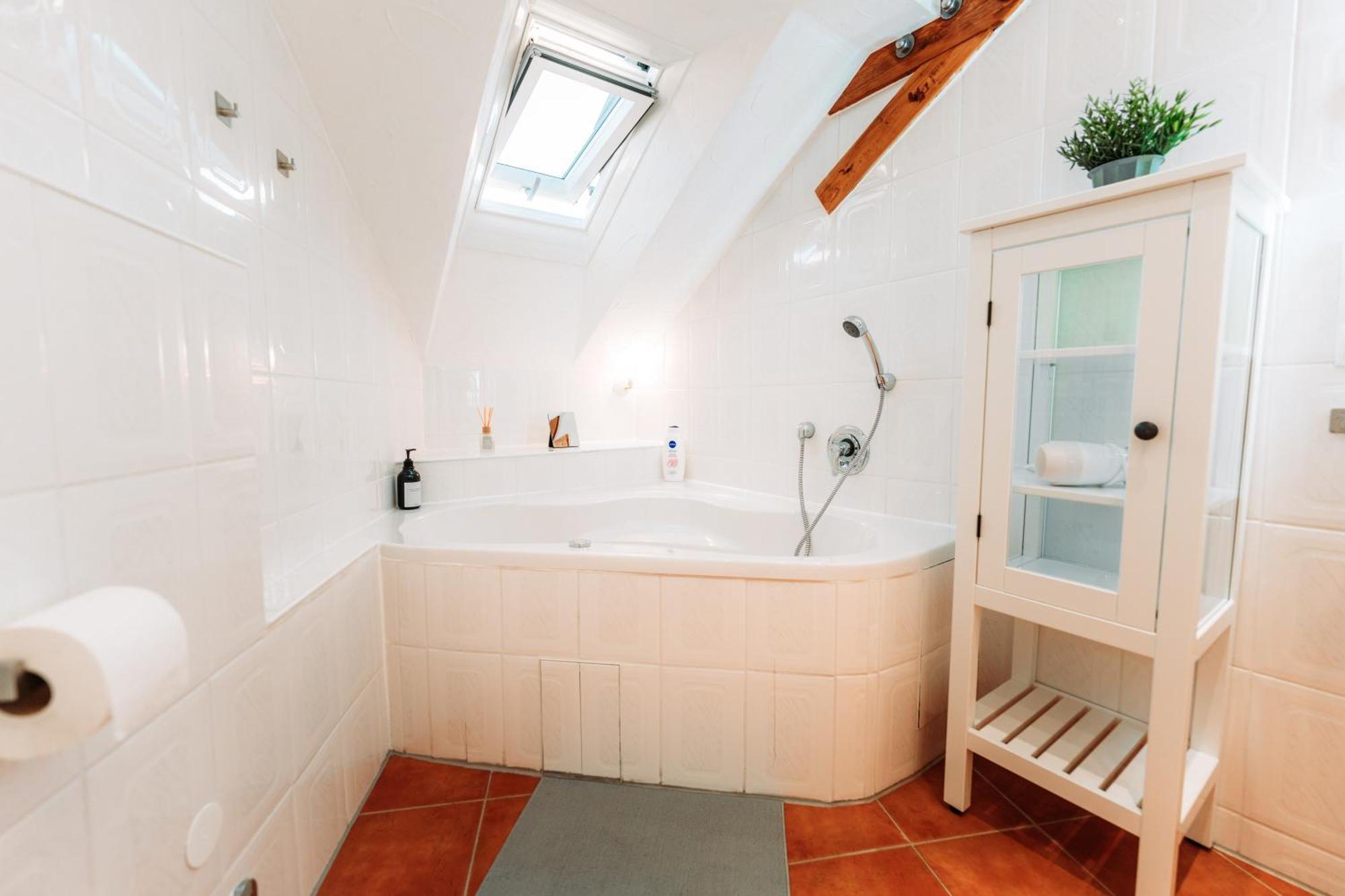 Spacious Penthouse With Ac And Free Parking Steps Away From The Station *