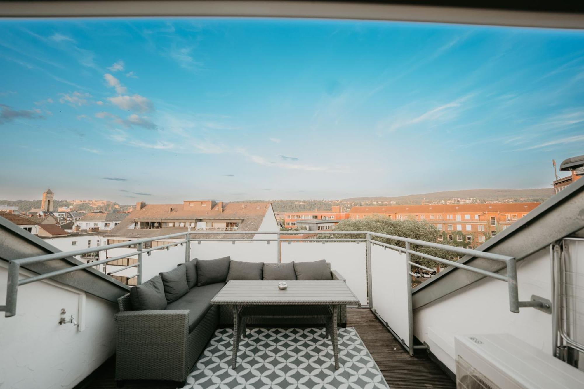 Spacious Penthouse With Ac And Free Parking Steps Away From The Station Apartment *