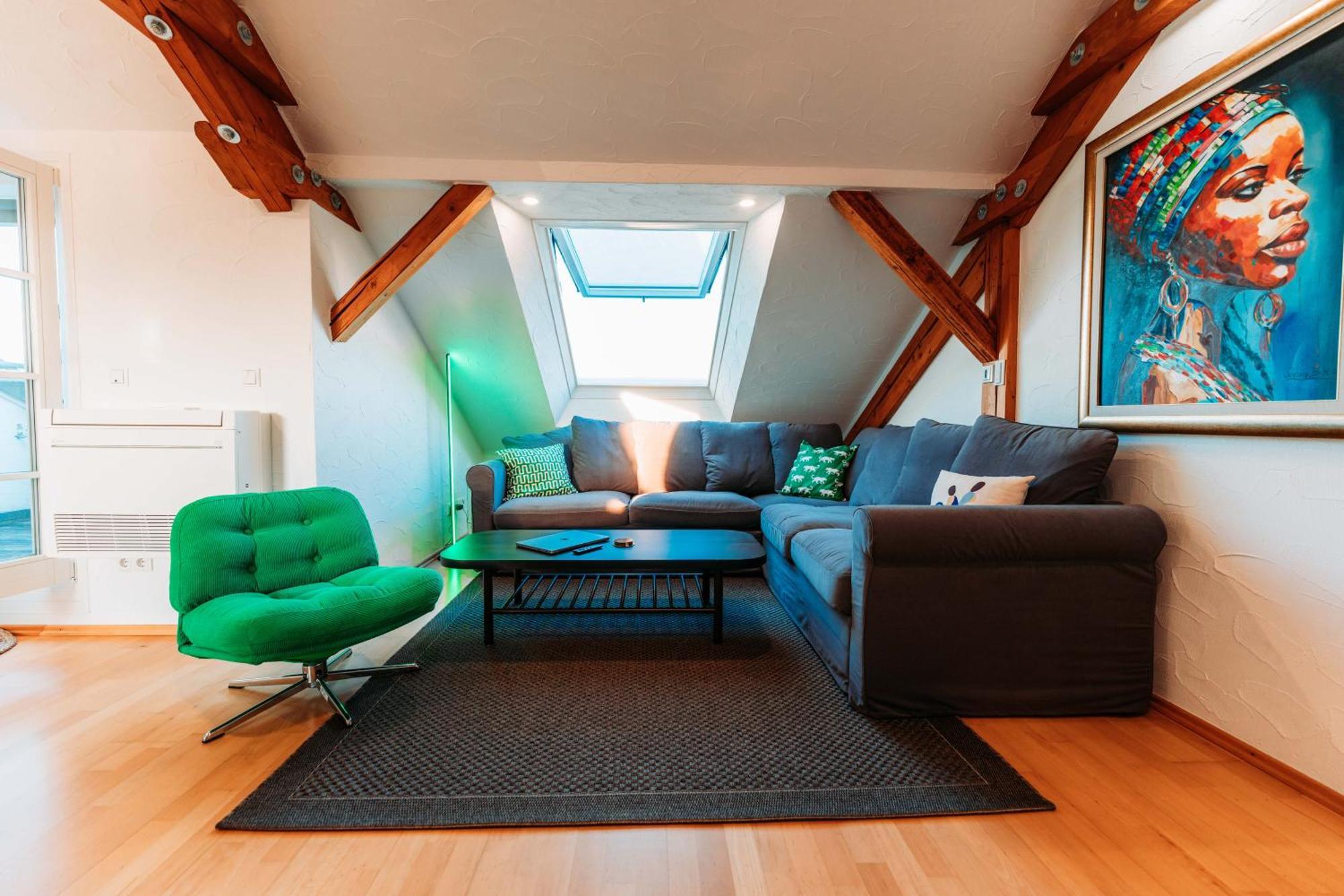 Apartment Spacious Penthouse With Ac And Free Parking Steps Away From The Station *