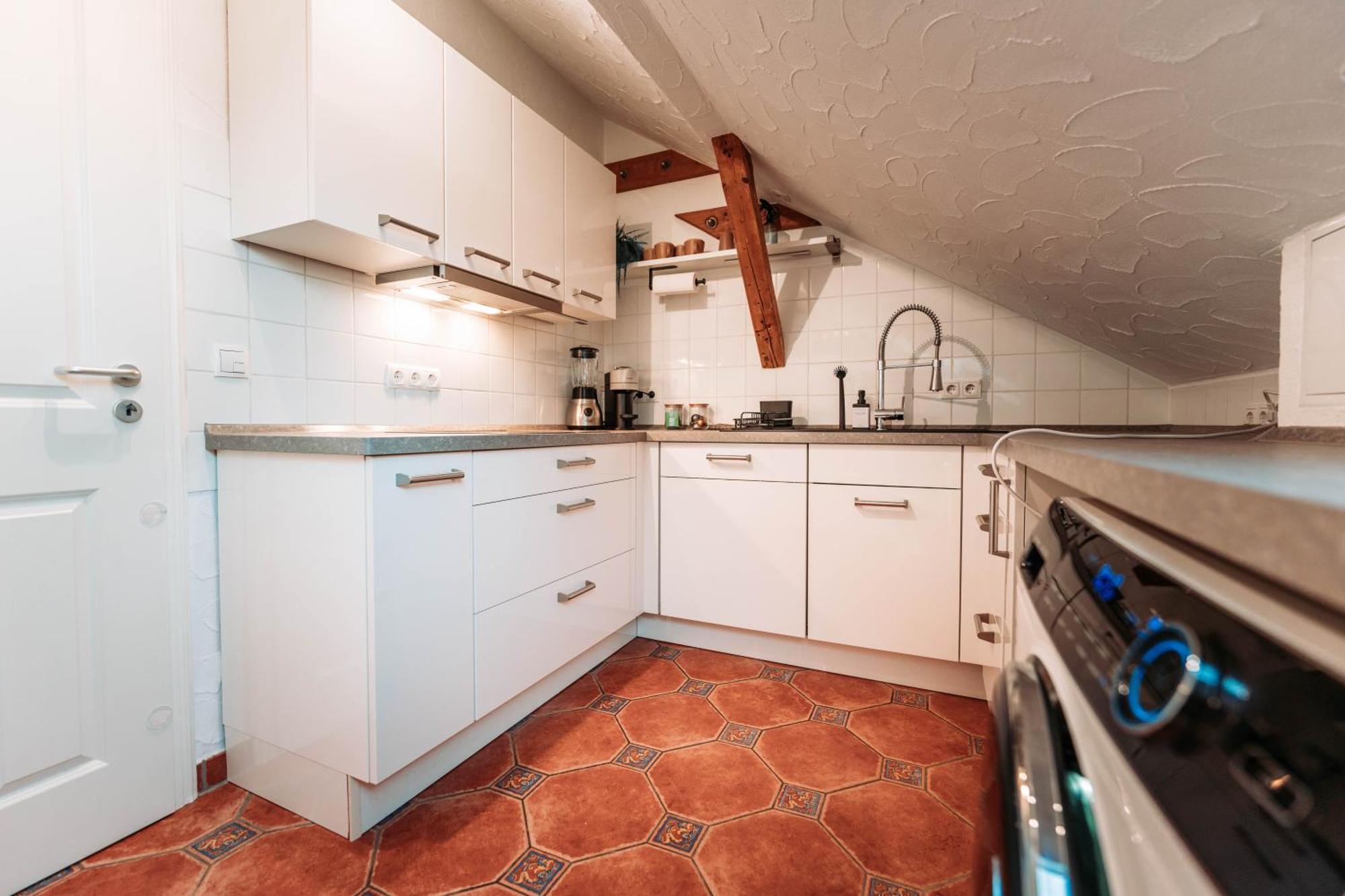 Spacious Penthouse With Ac And Free Parking Steps Away From The Station Apartment *
