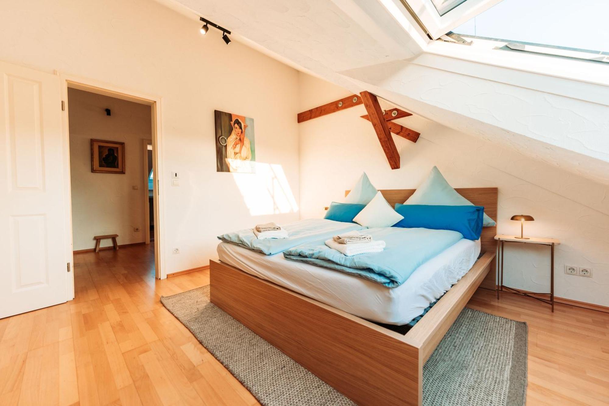 Apartment Spacious Penthouse With Ac And Free Parking Steps Away From The Station *